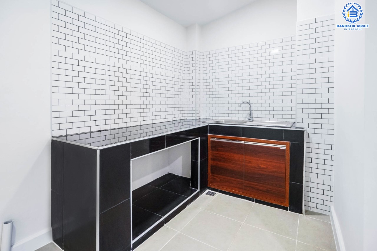 บ้านมือสองตกแต่งใหม่ ม.พระปิ่น2 ติดถนนบรมราชชนนี เนื้อที่ 17 ตร.ว. ฟังก์ชันจัดเต็ม 3 ห้องนอน 2 ห้องน้ำ บนทำเลศักยภาพ เชื่อมต่อหลายเส้นทาง ใกล้เซ็นทรัลปิ่นเกล้า ม.มหิดล , ทางด่วน "กาญจนาภิเษก"